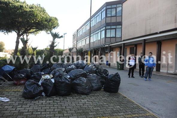 Pozzuoli/ Sgomberato l’IPSAR Petronio, ma la protesta continua. Studenti contro il preside «Si prenda le proprie responsabilità»