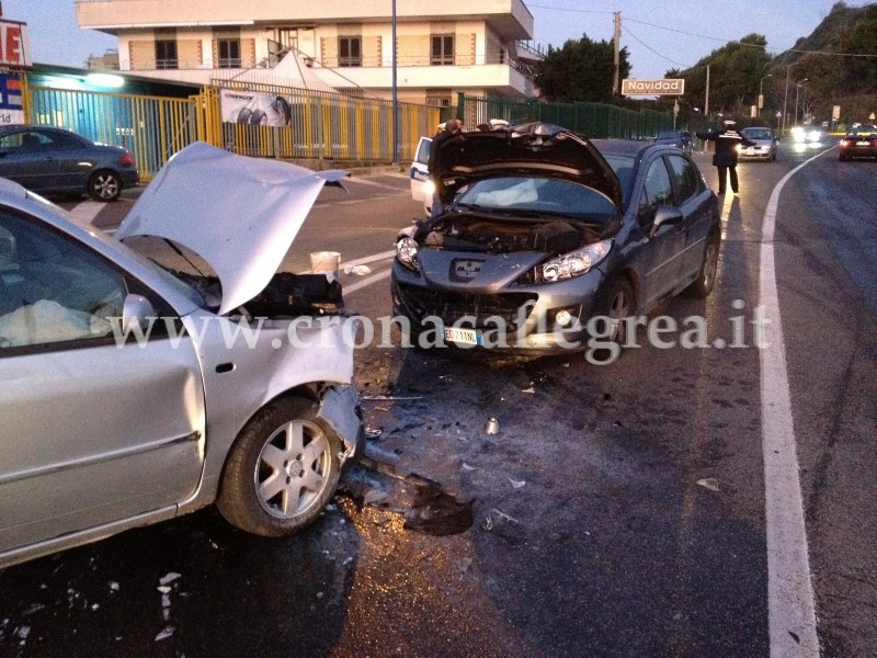 POZZUOLI/ Primo incidente del 2012: scontro frontale, auto distrutte ma per fortuna nessun ferito grave – LE FOTO