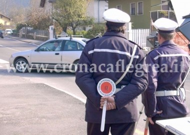 Pozzuoli: scambia vigile urbano per rapinatore e lo investe