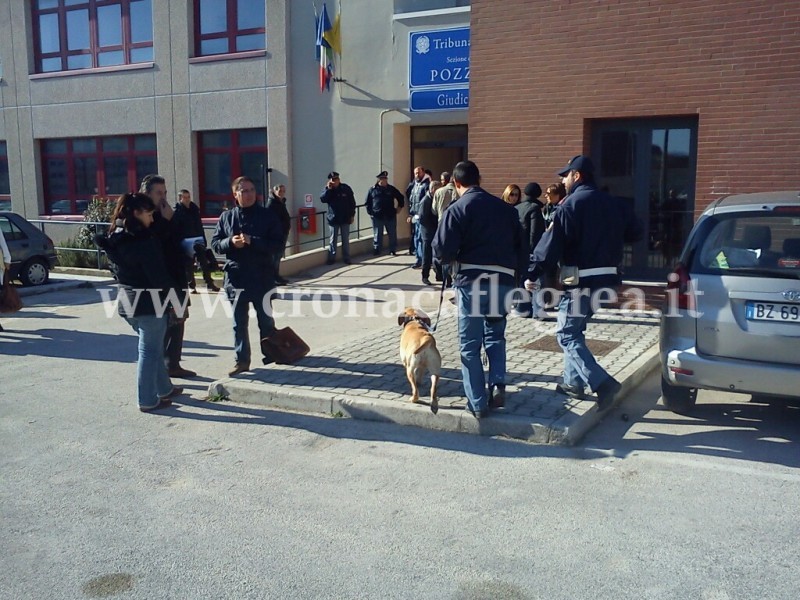 Allarme bomba, evacuato il tribunale di Pozzuoli – Le foto