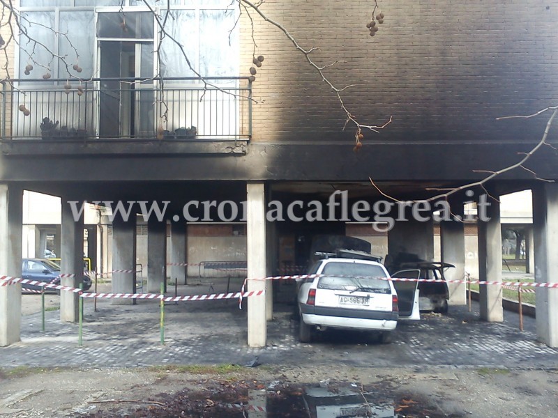 POZZUOLI/ Tre auto in fiamme, brucia la facciata di un palazzo: paura nella notte nel Rione Toiano – LE FOTO