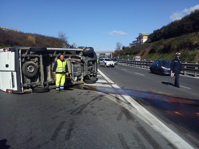 POZZUOLI/ Doppio incidente sulla Variante Anas: furgone si ribalta e motorino si schianta contro auto che poi scappa – LE FOTO