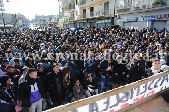 DISCARICA AL CASTAGNARO/ In migliaia all’assemblea pubblica «Vogliamo vivere senza il pericolo delle malattie». Contestato il Sindaco di Quarto – LE FOTO