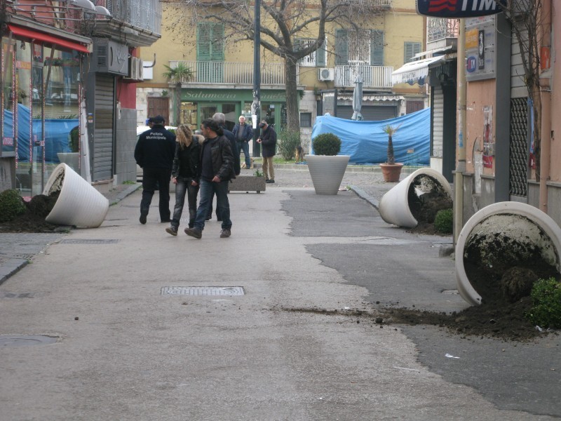 POZZUOLI/ Nella notte ancora atti vandalici in via Cosenza: è la terza volta negli ultimi 3 mesi – TUTTE LE FOTO