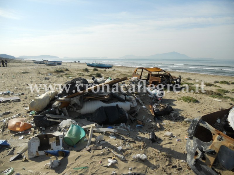 POZZUOLI/ Scoperta discarica abusiva sulla spiaggia di Licola. Tra i rifiuti 3 auto bruciate – LE FOTO