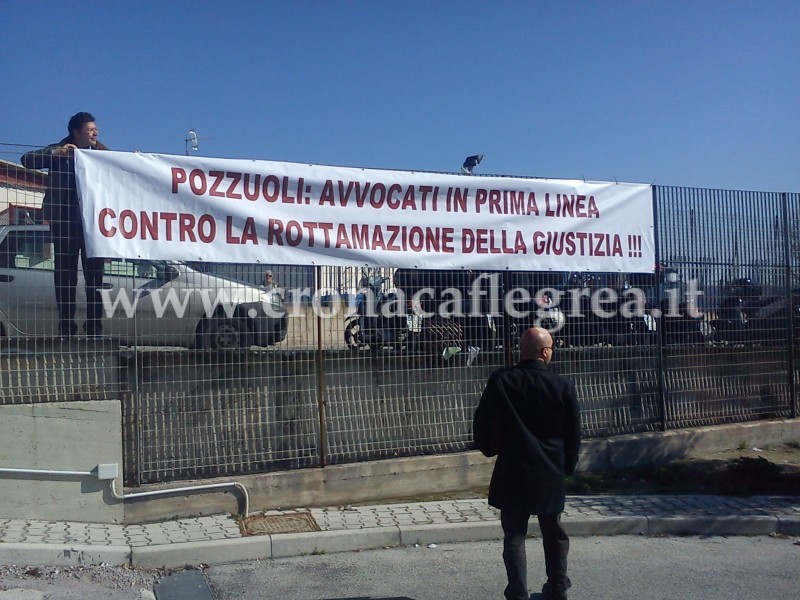 POZZUOLI/ Protesta Avvocati: un gazebo in piazza della Repubblica per dire “No alla rottamazione della giustizia”