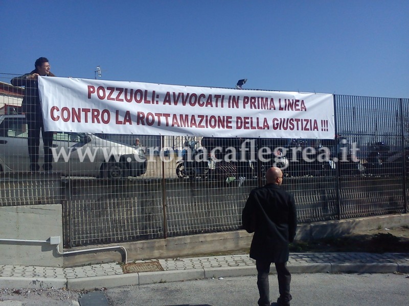 FOTONOTIZIA/ Gli avvocati puteolani protestano contro la “rottamazione della giustizia”