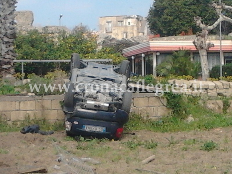 BACOLI/ Auto si ribalta e finisce contro un muro. E’ giallo sulle cause – LE FOTO