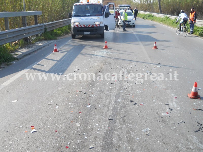 POZZUOLI/ Impatto frontale in via Montenuovo Licola Patria: auto si ribalta, 2 persone rimangono ferite
