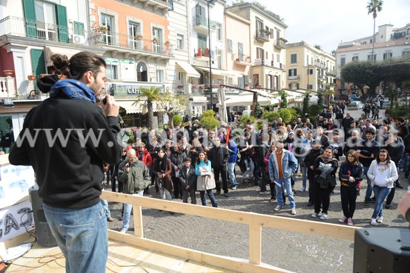 POZZUOLI/ Città “disabituata” a discutere di problemi: stamattina appena 100 persone in piazza per dire “No” alla discarica del Castagnaro