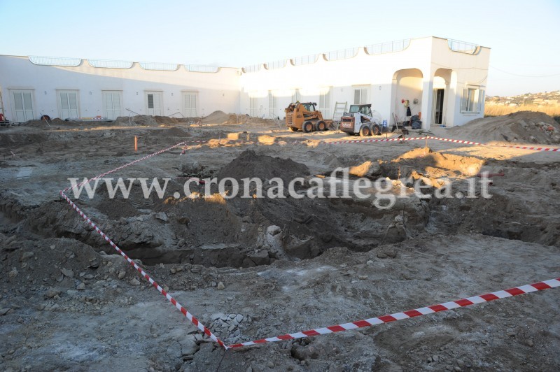 BACOLI/ Operaio scopre 3 ordigni bellici della Seconda Guerra Mondiale sulla spiaggia del Fusaro – LE FOTO