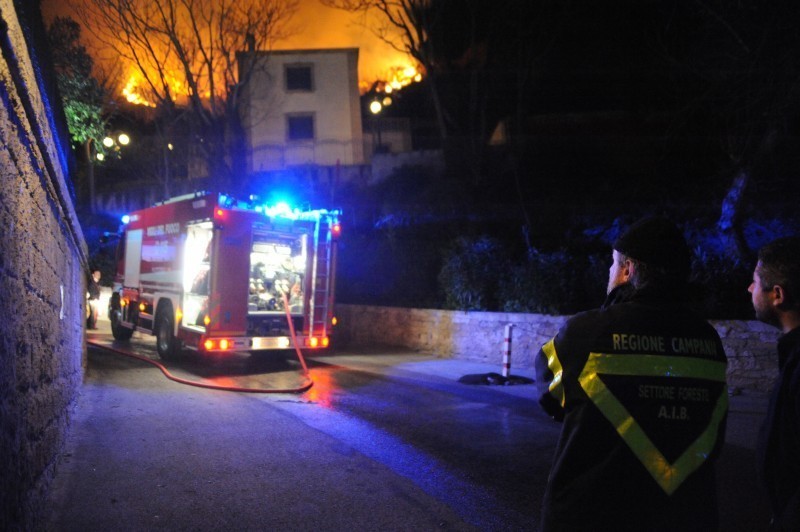 POZZUOLI/ Brucia il Monte Barbaro: paura e polemiche – LE FOTO