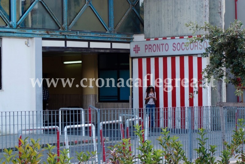 POZZUOLI/ Schianto sulla Variante, auto rimane incastrata sotto al guard rail