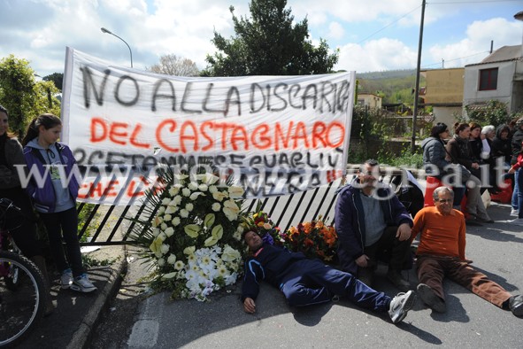 DISCARICA CASTAGNARO/ Blocchi stradali, sale la tensione. Timori per un’azione di “forza” – LE FOTO