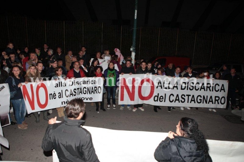 CASTAGNARO/ La protesta anti-discarica raggiunge il ministro Clini: in 100 ieri al Palapartenope – LE FOTO