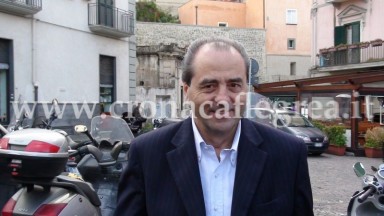 Antonio Di Pietro nel centro storico di Pozzuoli