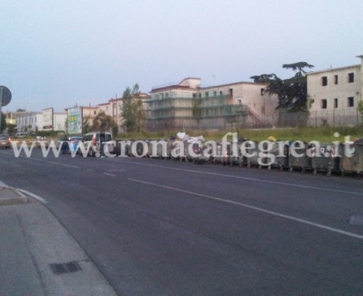 Alcuni bidoni dell'indifferenziata a Rione Toiano