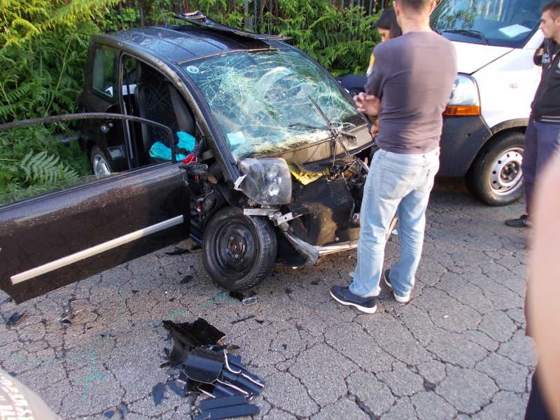 QUARTO/ Minicar si schianta contro furgone: 2 ragazzini feriti, uno è in prognosi riservata – LE FOTO