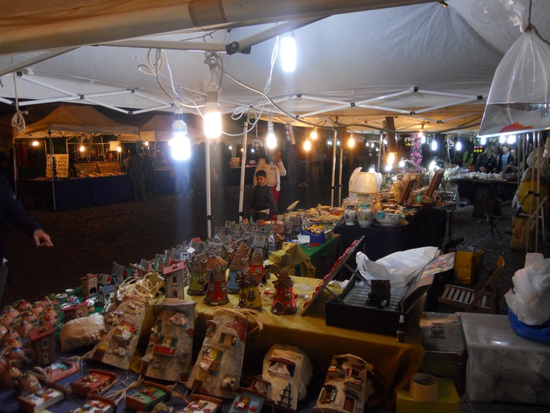 EVENTI/ Mercatini in piazza, ogni week end luci e colori nell’incantevole paesaggio puteolano – LE FOTO