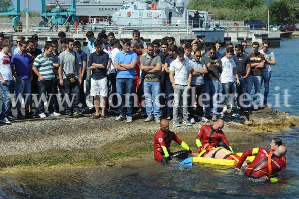 BACOLI/ Esercitazioni in mare, la Guardia di Finanza accoglie i futuri Capitani – FOTO e VIDEO