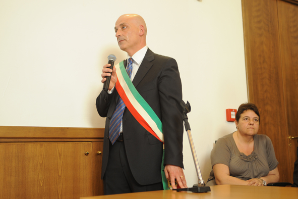 POZZUOLI/ Figliolia incoronato Sindaco: dopo 7 anni la fascia tricolore è di nuovo sua – LE FOTO