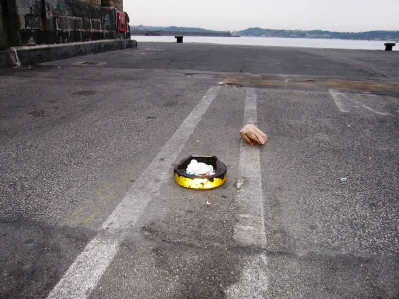 POZZUOLI/ Continuano a sparire i delimitatori di corsia dal porto. Atti vandalici o furti? – LE FOTO