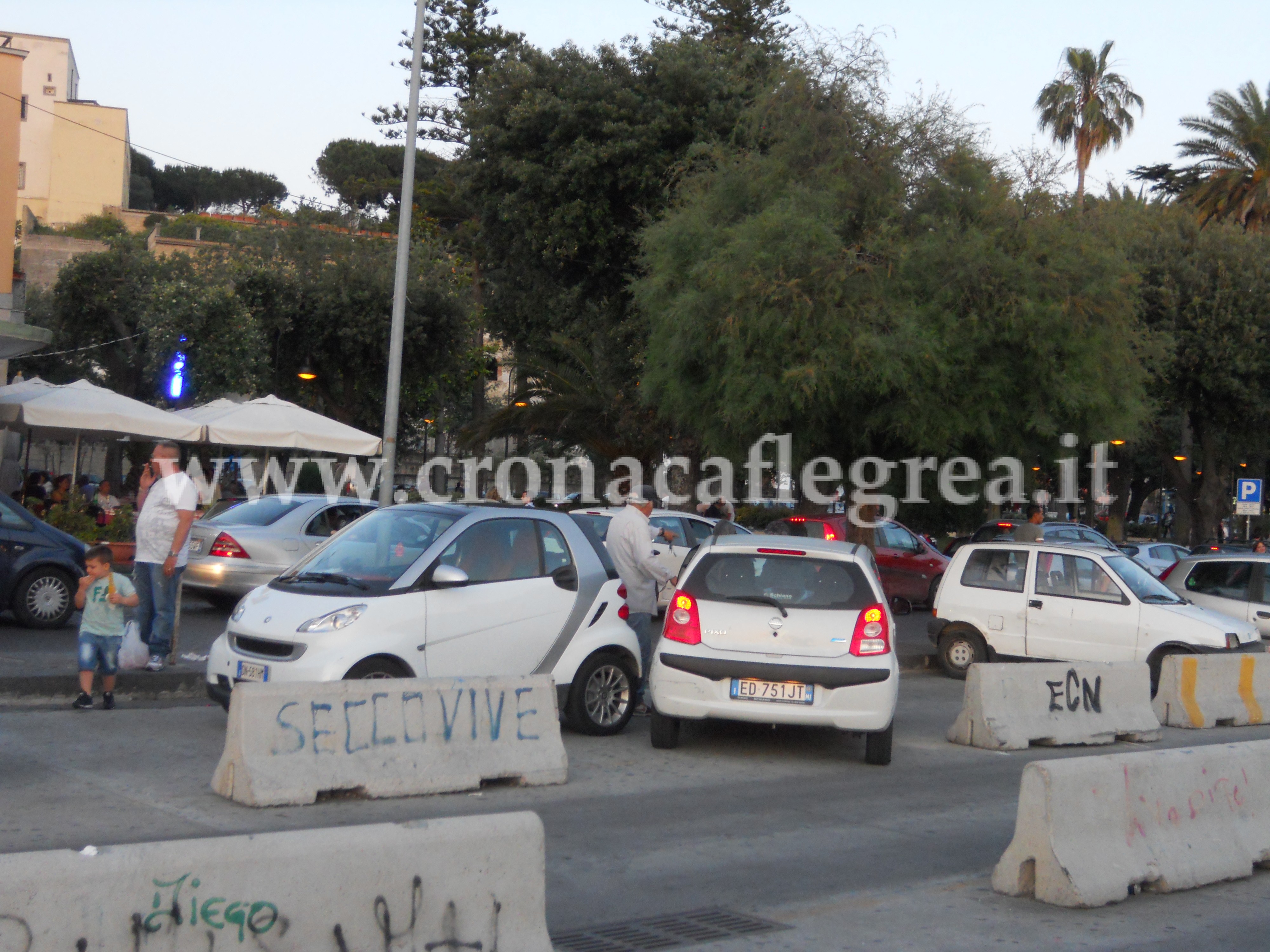 FOTONOTIZIA/ Caos a Pozzuoli, traffico in tilt e parcheggiatori abusivi scatenati