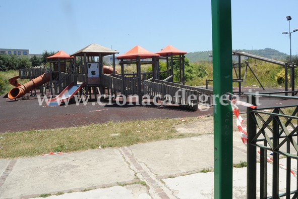 POZZUOLI/ Troppi pericoli, chiusi i parchi giochi per bambini: a Monterusciello ha vinto l’inciviltà – LE FOTO