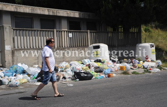 POZZUOLI/ Rifiuti “al sole” nel quartiere di Monterusciello