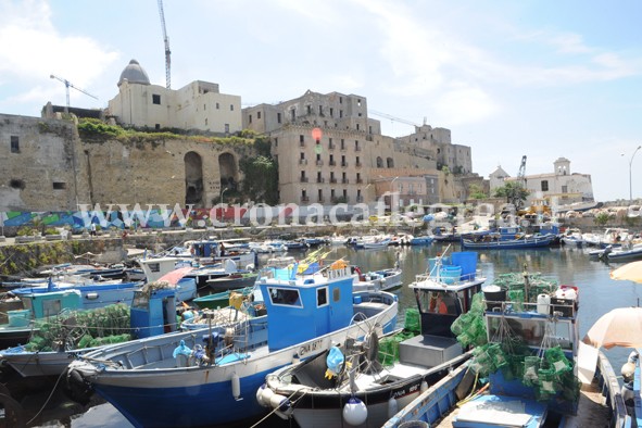 POZZUOLI/ Darsena riservata ai pescatori, ma di chi sono le barche private? – LE FOTO