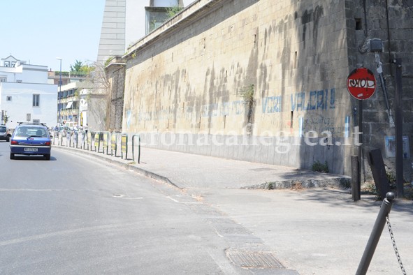 FOTONOTIZIA/ Continua la saga dei “segnali assurdi”: in via Terracciano il divieto d’accesso è al marciapiede