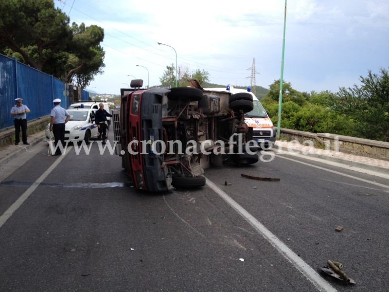 POZZUOLI/ Camion si ribalta, 2 feriti – LE FOTO