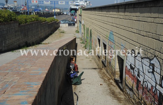 POZZUOLI/ Lo scandalo “Piazza a Mare”, da parcheggio mai aperto a “pubblico orinatoio” – LE FOTO