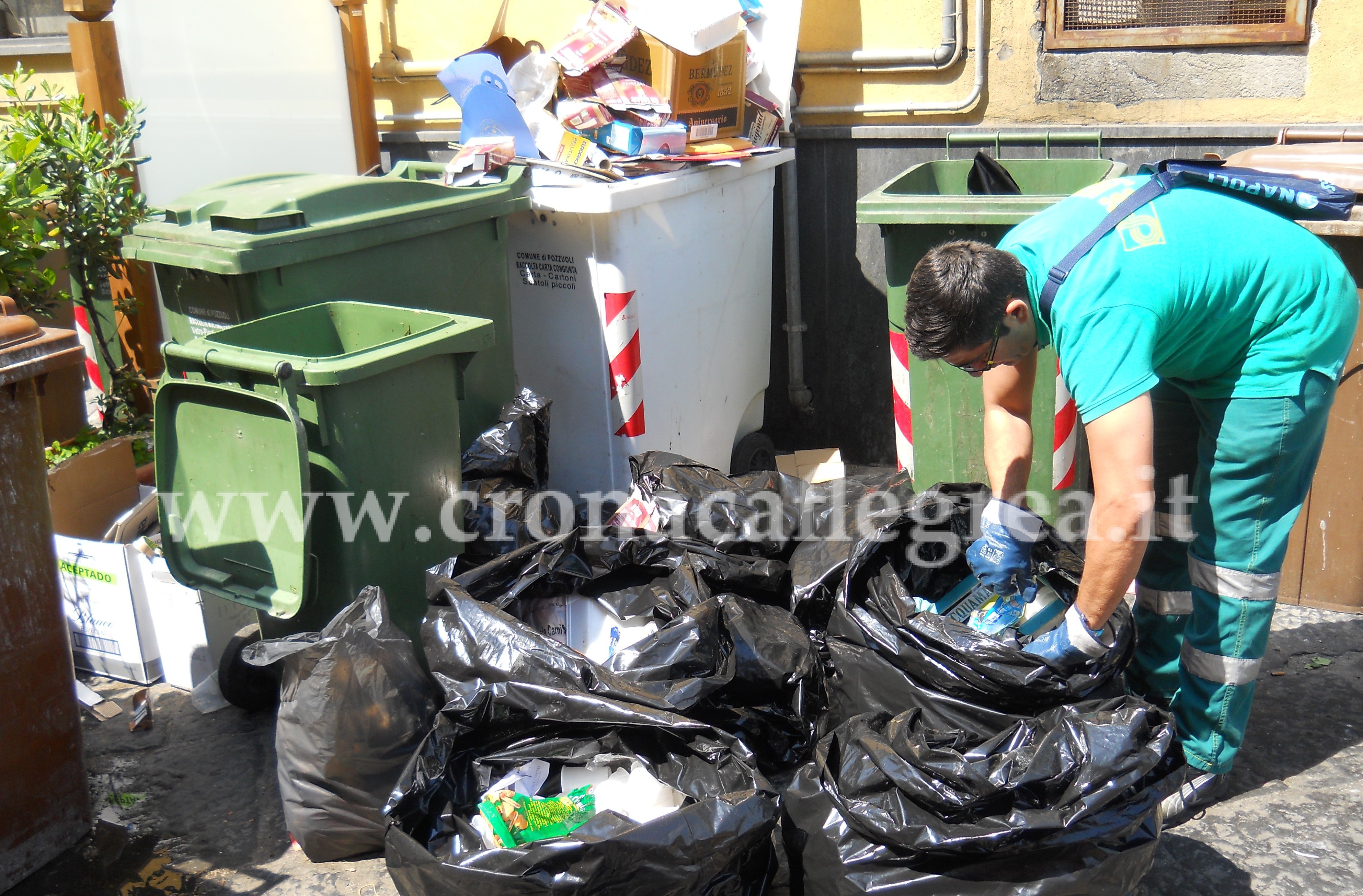 POZZUOLI/ Rifiuti abbandonati nel centro storico: multe salate e diffide per i ristoratori – LE FOTO