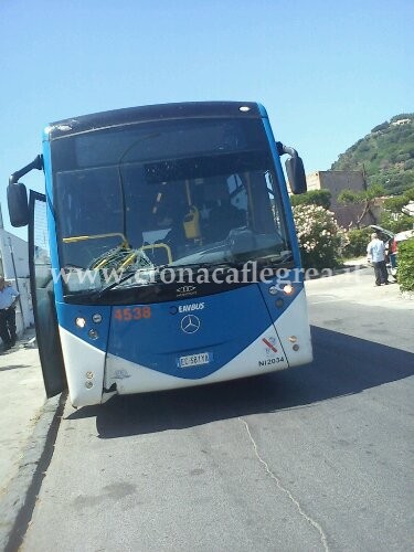 BACOLI/ Autobus non si ferma e abbatte palo della luce – LE FOTO