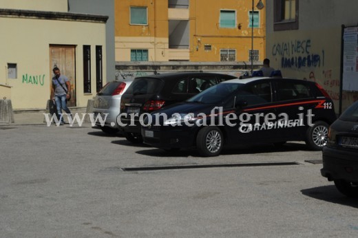 carabinieri nella casa comunale di Quarto