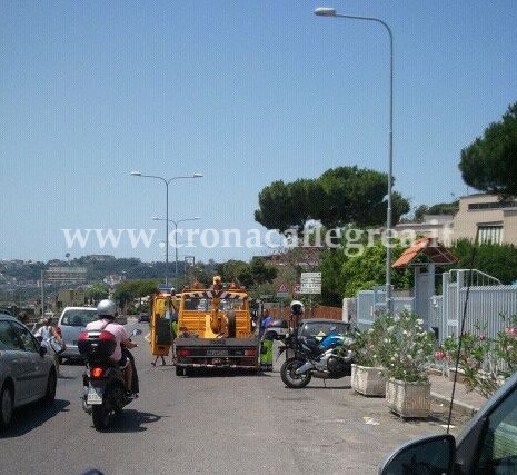 POZZUOLI/ Movida e tintarella selvaggia: a Lucrino viabilità al collasso – LE FOTO