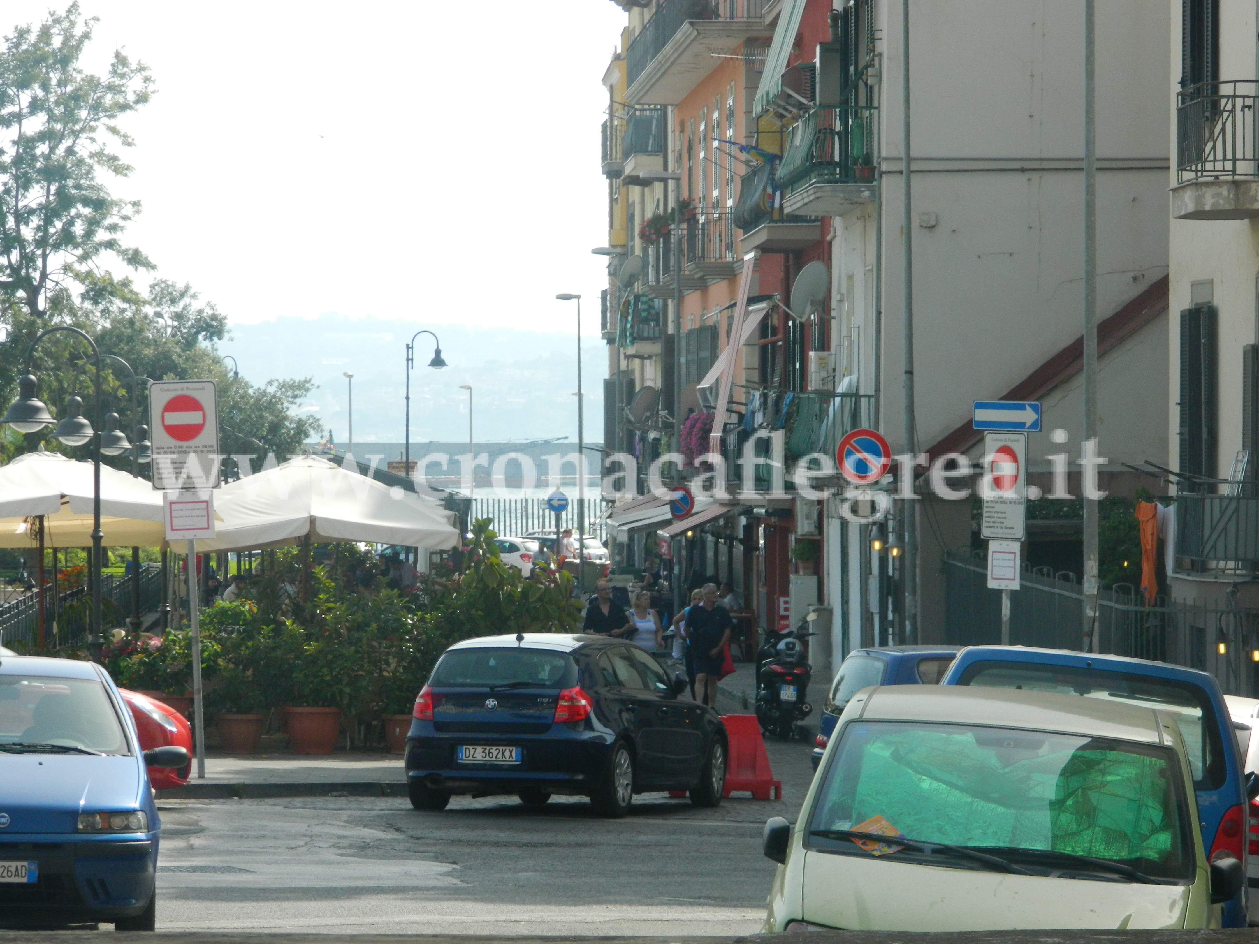 POZZUOLI/ In via Serapide i ristoratori fanno ciò che vogliono? – LE FOTO