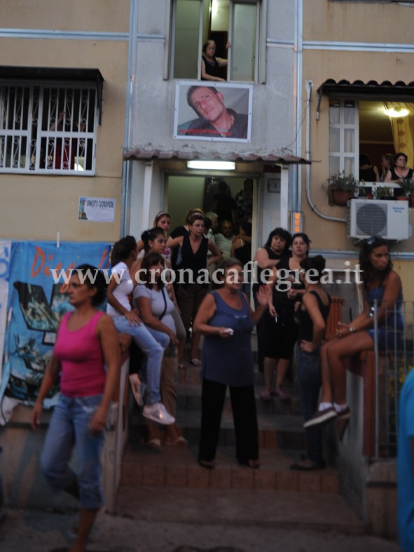 POZZUOLI/ Notte di veglia in attesa dei funerali di Ernesto – LE FOTO