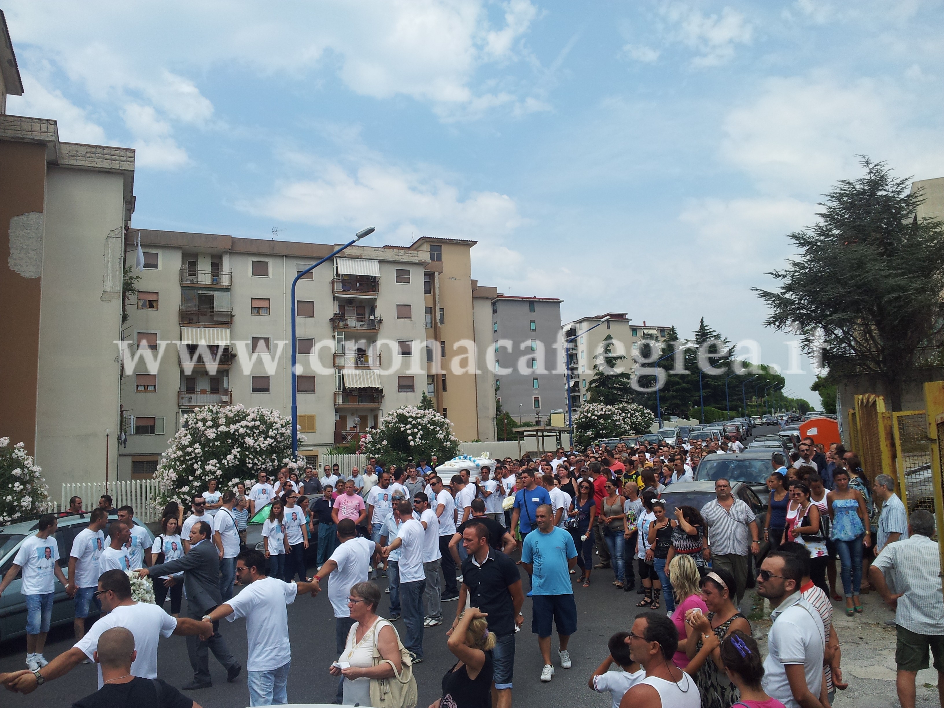 POZZUOLI/ L’arrivo della bara bianca di Ernesto Cuordifede – IL VIDEO