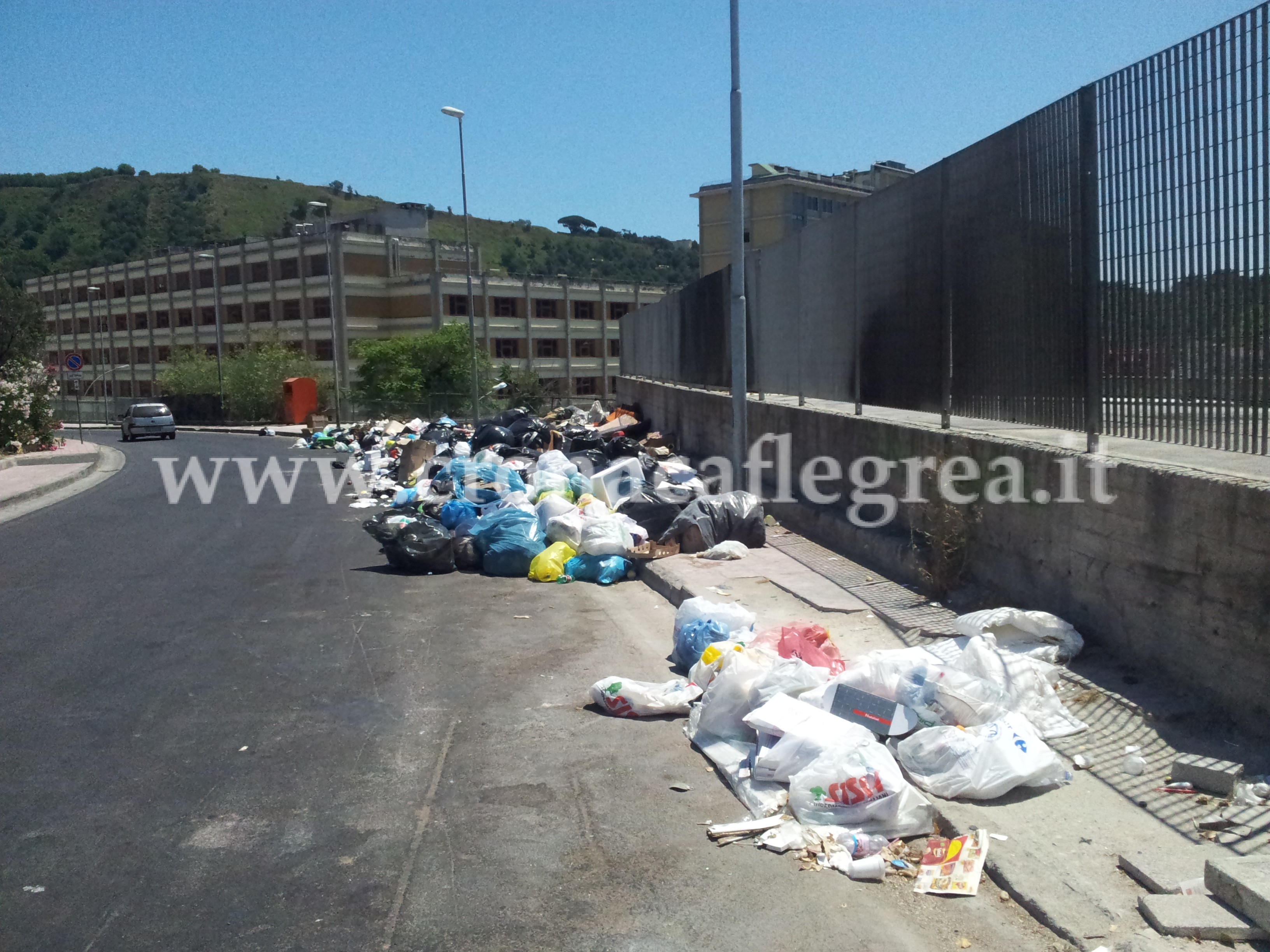 FOTONOTIZIA/ Fuori al Tribunale c’è una discarica a cielo aperto