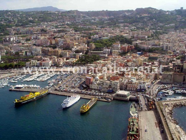 Pozzuoli vista dal mare