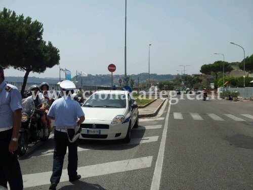 FOTONOTIZIA/ Sosta selvaggia, Municipale in azione: raffica di multe