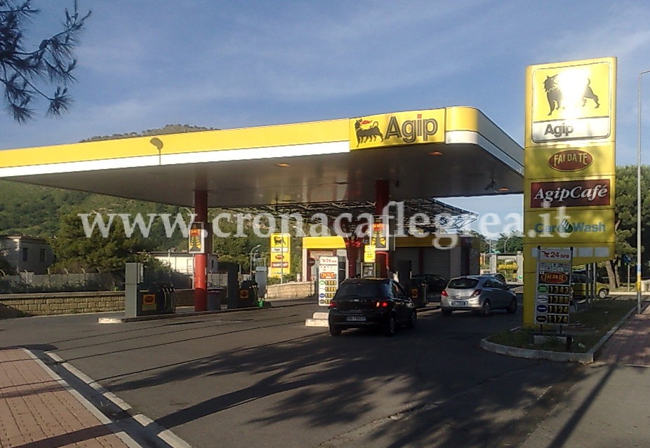 POZZUOLI/ Rapina al distributore di benzina, bottino misero: 100 euro e un iphone