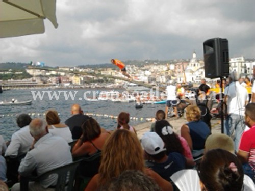 POZZUOLI/ Dopo le polemiche va in scena il “Pennone a Mare” – LE FOTO