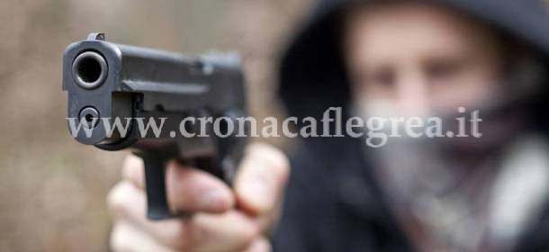 POZZUOLI/ Coppia di anziani minacciata con pistola e rapinata