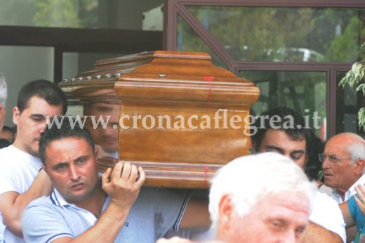 I ragazzi portano in spalla l'amato padre