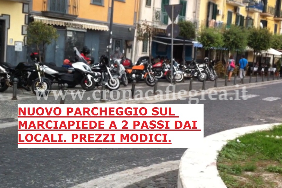 A Via Napoli il parcheggio per le moto è sul marciapiede