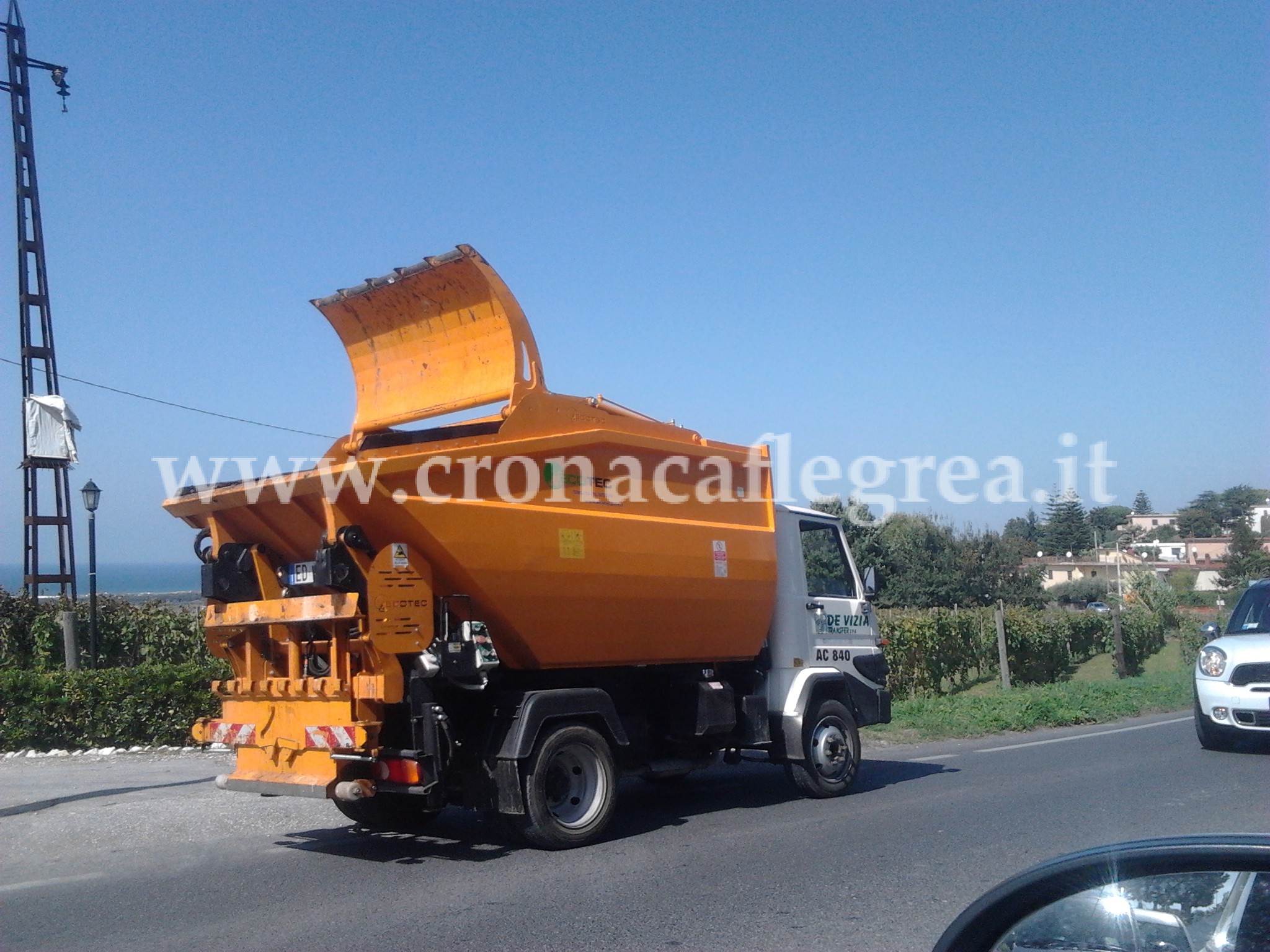 Il camion della De Vizia in via Montenuovo Licola Patria