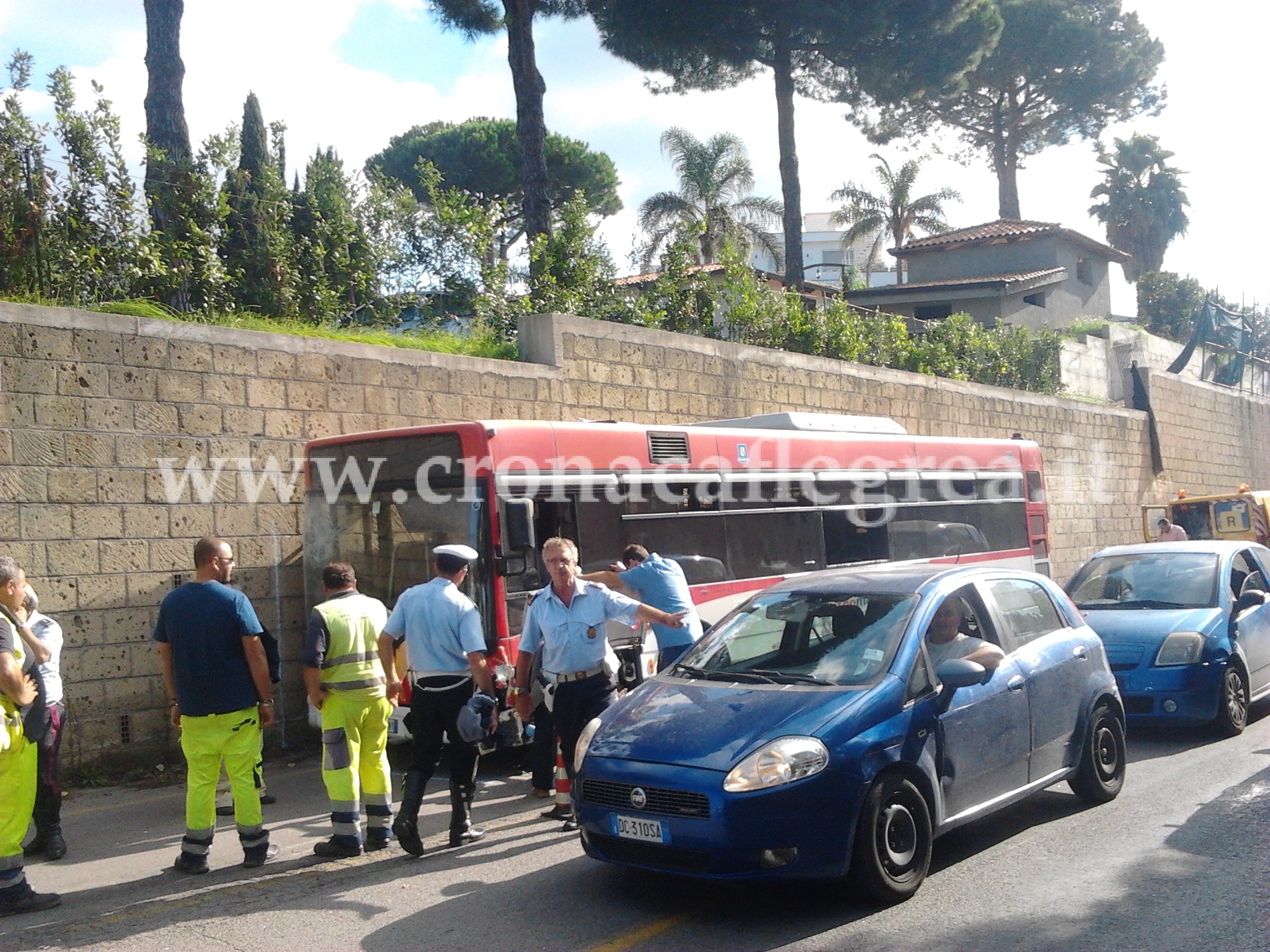 POZZUOLI/ Scontro auto-pullman: panico a bordo, dieci feriti – LE FOTO